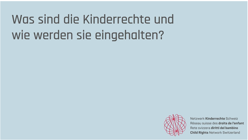 Hellblaues Feld mit Schrift und Logo