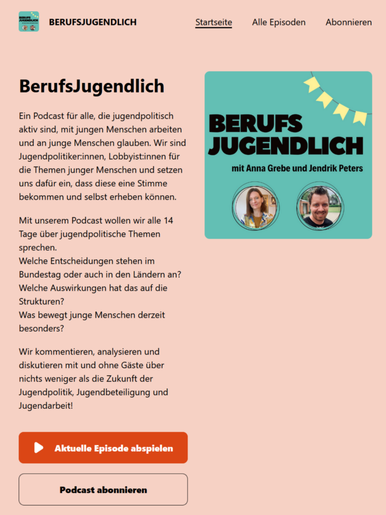 Screenshot einer Website mit Abspielbuttons und grüner Kachel mit Fotos der Podcast-Hosts.