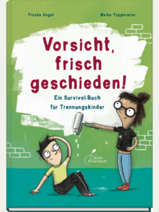 Zwei Kinder malen eine Wand an, auf der steht "Vorsicht, frisch geschieden!".