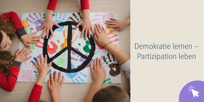 Kinder machen Handabdrücke auf ein Bild, auf dem ein Friedenzeichen gemalt ist.