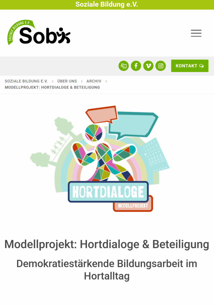 Eine bunte Figur, die auf der Erde herumläuft, vorbei an Menschen und Häusern.