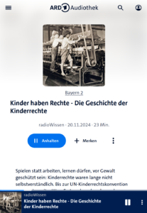 Kinder auf einem alten Foto, die an einer großen Webmaschine arbeiten.