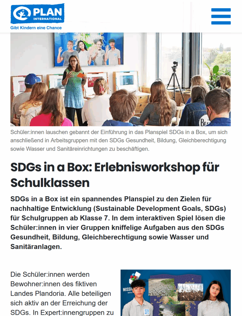 Eine Schulklasse nimmt an einem Planspiel zu den Entwicklungszielen teil.