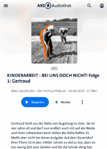 Auf dem Schwarz-Weiss-Foto arbeiten junge Menschen auf einem Feld.