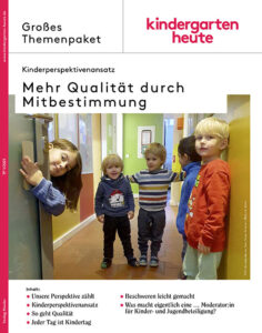 Jüngere Kinder stehen im Kindergartenflur und öffnen gespannt eine Tür.