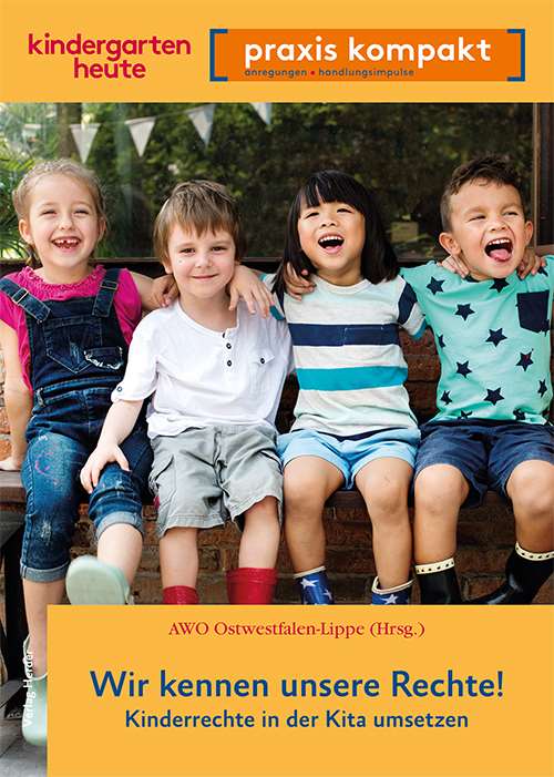 Vier Kinder sitzen lachend auf einer Bank.