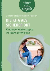 Ein Kind schaut aus einem Spieltunnel auf einem Spielplatz.