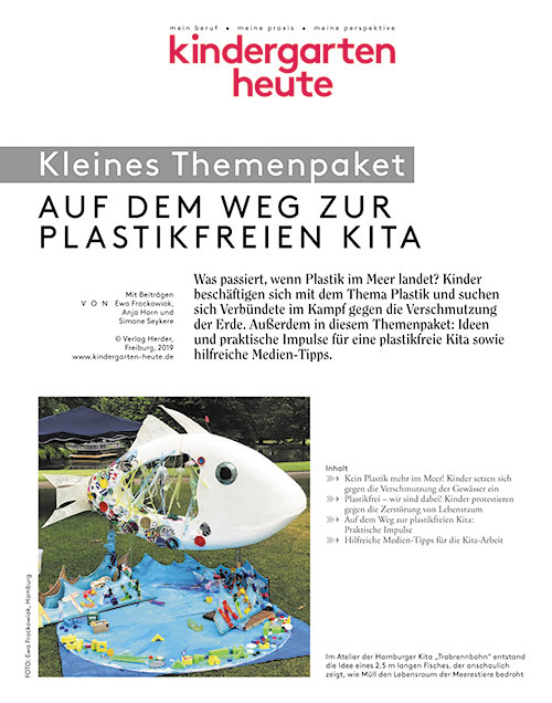 Ein selbst gebasteltes Fischskelett steht in einem Wasserbassin ohne Wasser.