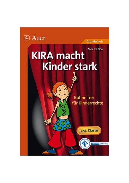 Ein Kind mit bunten Sachen steht lächelnd auf der Bühne vor einem Theatervorhang