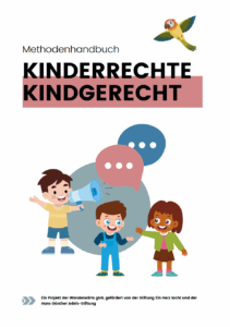 Zwei Kinder unterhalten sich, ein drittes spricht in ein Megafon.