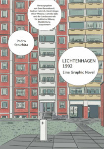 Ein Neubaublock mit Fenstern, Türen und Balkons.