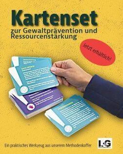 Eine Hand mit Karten, die verschiedene Farben haben.