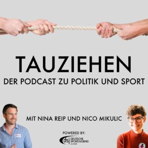 Zwei Menschen spielen Tauziehen. Darunter sind die Moderator:innen des Podcasts.