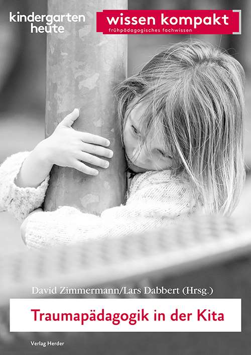 Ein Kind guckt nachdenklich auf den Boden.