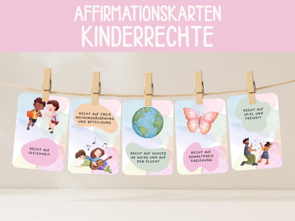 Karten über die Kinderrechte hängen an einer Wäscheleine.
