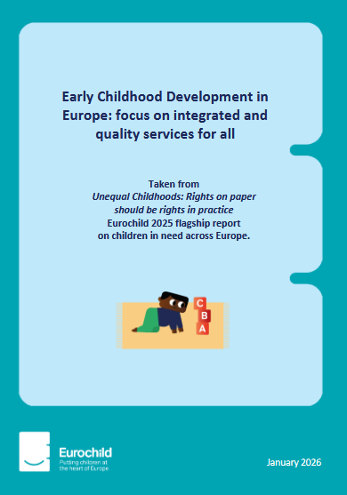 Ein kleines Kind krabbelt auf dem Boden.