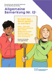 © National Coalition Deutschland – Netzwerk zur Umsetzung der UN-Kinderrechtskonvention e.V. Zwei junge Menschen halten ein Plakat, auf dem das Recht auf Beteiligung erklärt wird.