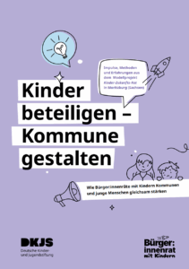 Junge Menschen schauen über ein Banner, auf dem ihre politische Beteiligung gefordert wird.