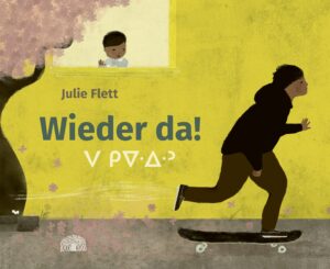 © 2026 Baobab Books Ein Kind schaut aus dem Fenster und sieht ein anderes Kind auf einem Skateboard vorbei fahren.