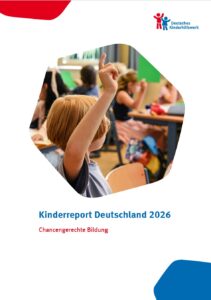 © Deutsches Kinderhilfswerk e.V. Ein Kind in einer Schulklasse meldet sich, um etwas zu sagen.