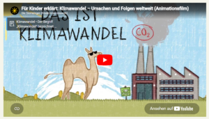 © Kindermissionswerk ‚Die Sternsinger‘ Eine Giraffe steht vor einer Fabrik, in der Gase in die Umwelt gelangen, die sie belasten.