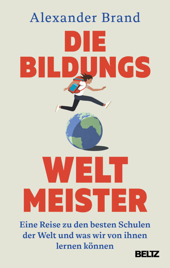 Ein junger Mensch mit Schultasche läuft über den Planet Erde.