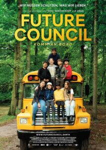 © Filmperlen Auf einem gelben Schulbus im Wald sitzen acht Kinder und ein Erwachsener.