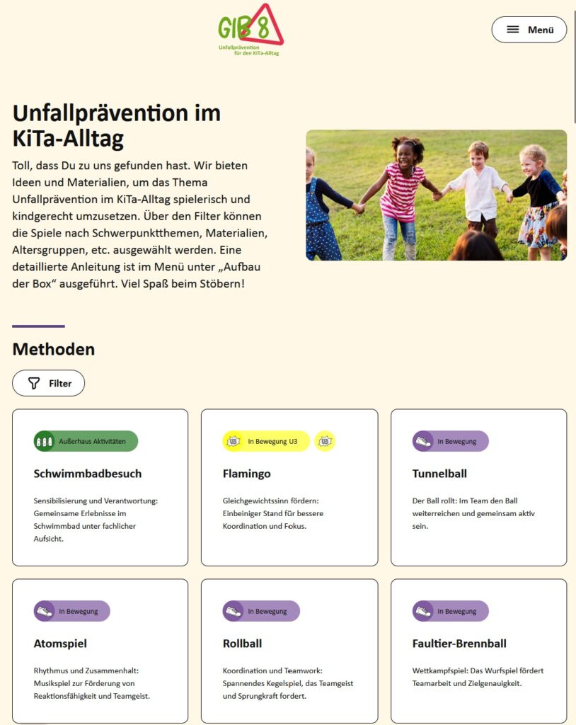 Kinder, die eine Übung ausprobieren, um zu lernen, wie sie bei einem Unfall reagieren können.