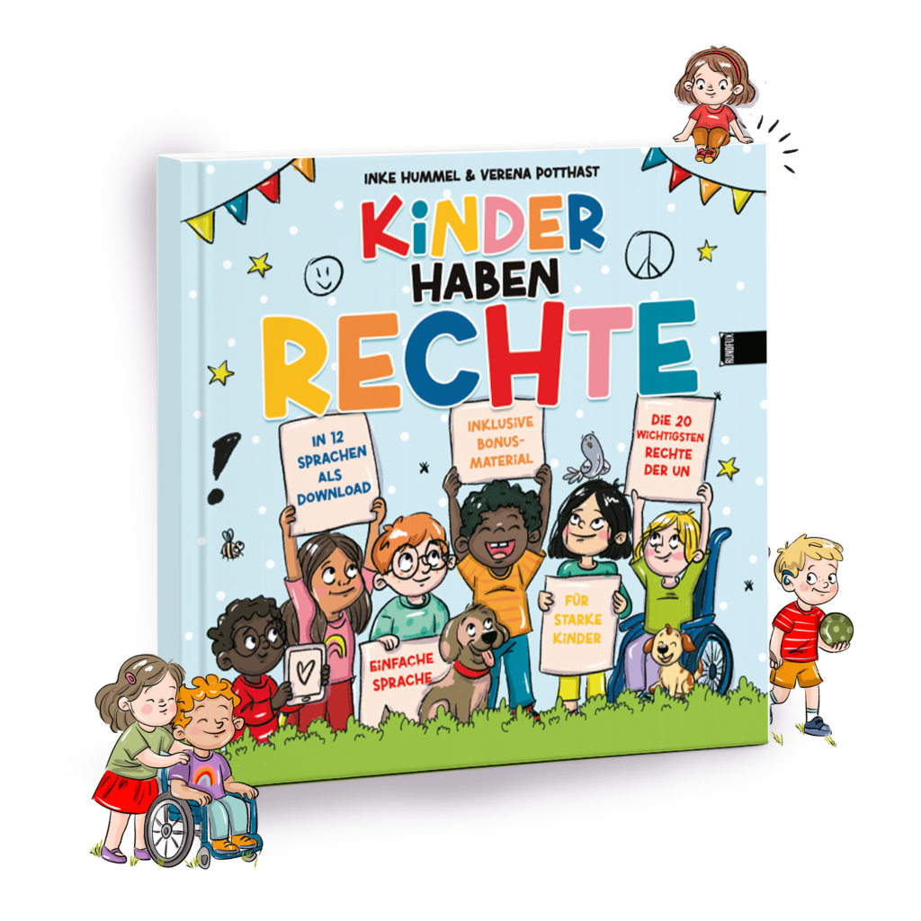 Kinder halten Schilder mit Infos zu einem Buch über Kinderrechte hoch.