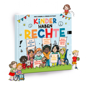 © Rundfux® Kinder halten Schilder mit Infos zu einem Buch über Kinderrechte hoch.