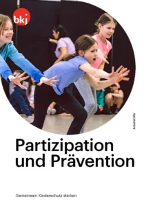 Junge Menschen spielen Theater.
