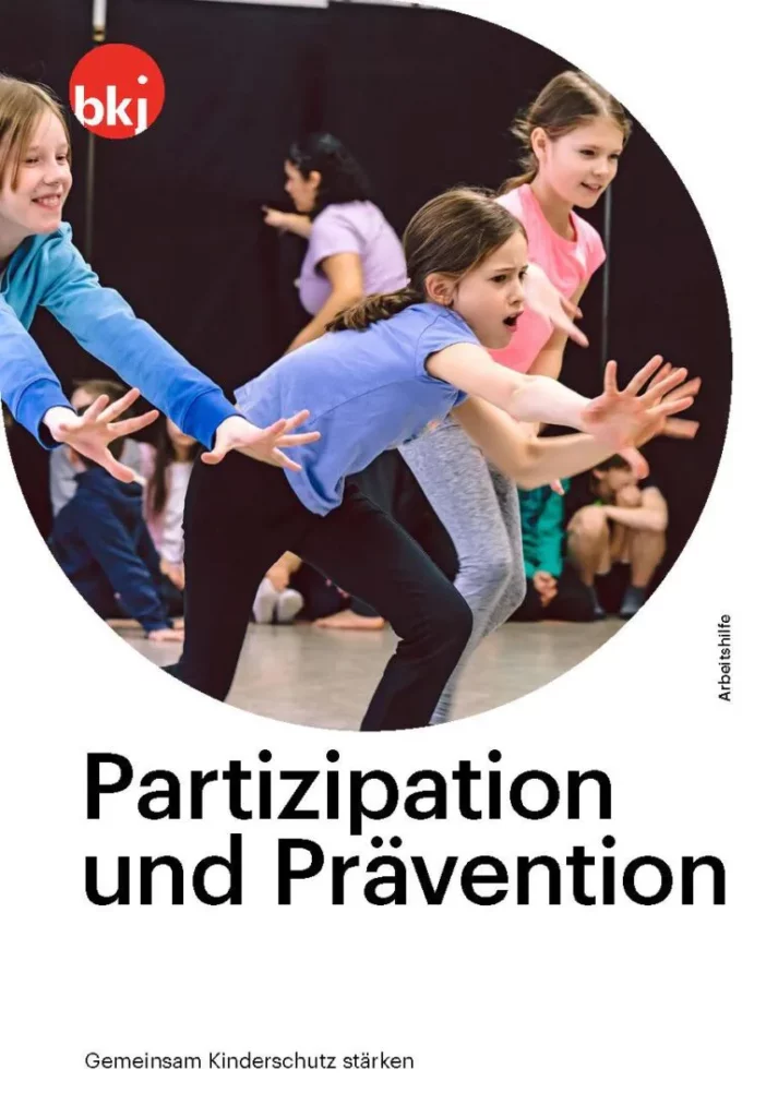 Junge Menschen spielen Theater.