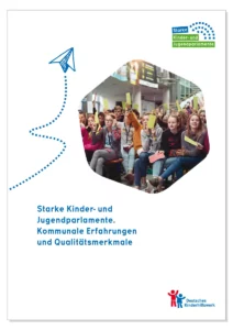 © Deutsches Kinderhilfswerk e.V. Junge Menschen stimmen mit Zetteln ab.