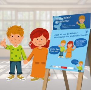 Zwei Kinder stehen vor einer Tafel in einer Ausstellung über die Kinderrechte.