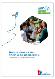 © Deutsches Kinderhilfswerk e.V. Junge Menschen informieren andere an einem Infostand zu einem Thema.