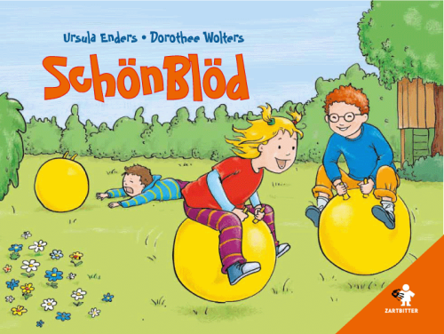 Kinder hüpfen auf Hüpfbällen über eine Wiese.