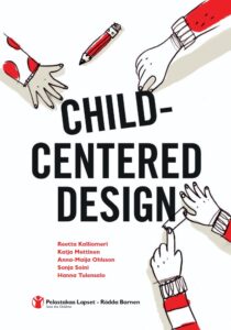 © Save the Children Finland Die Hände junger Menschen gestalten das Design des Deckblatts.