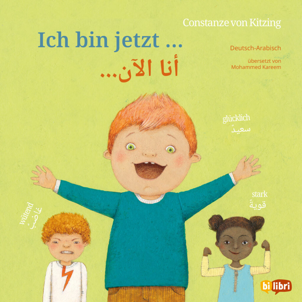 Kinder haben verschiedene Gefühle: eins ist wütend, ein Kind ist fröhlich und ein Kind zeigt, wie stark es ist.