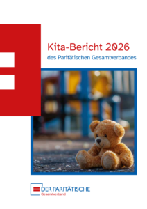 © Der Paritätische Gesamtverband Ein lächelnder Teddy sitzt auf der Straße vor einem Haus.