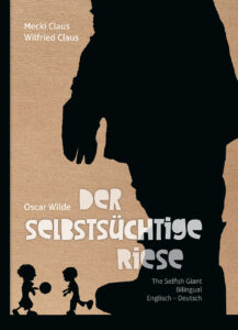 © SchauHoer Verlag Vor der Silhouette eines Riesen spielen zwei Kinder mit einem Ball.
