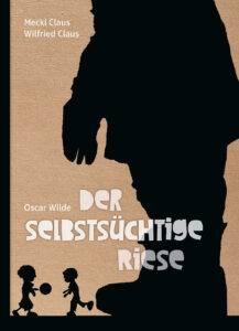 © SchauHoer Verlag Vor der Silhouette eines Riesen spielen zwei Kinder mit einem Ball.