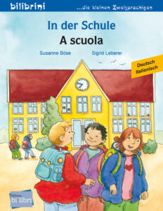 Junge Menschen stehen vor dem Schulhaus.