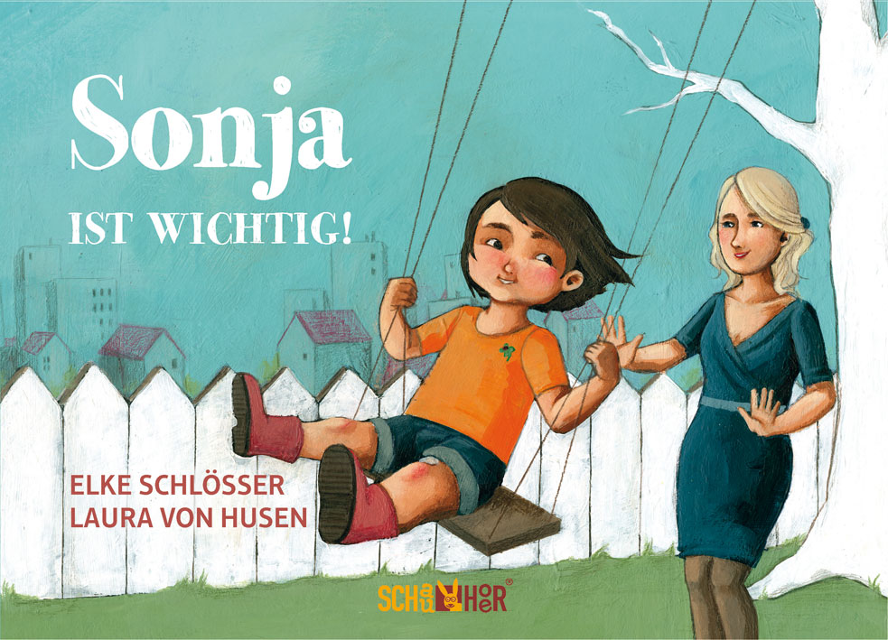 Ein Kind sitzt auf einer Schaukel und wird angeschaukelt.