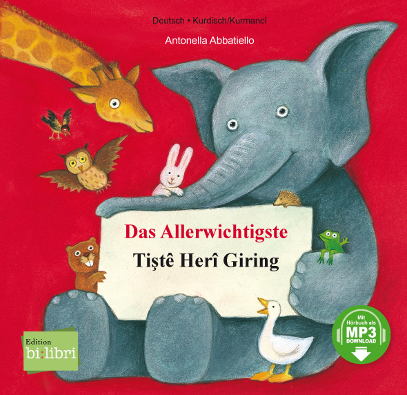 Elefant, Giraffe, Eule, Frosch und die anderen Tiere sitzen zusammen.