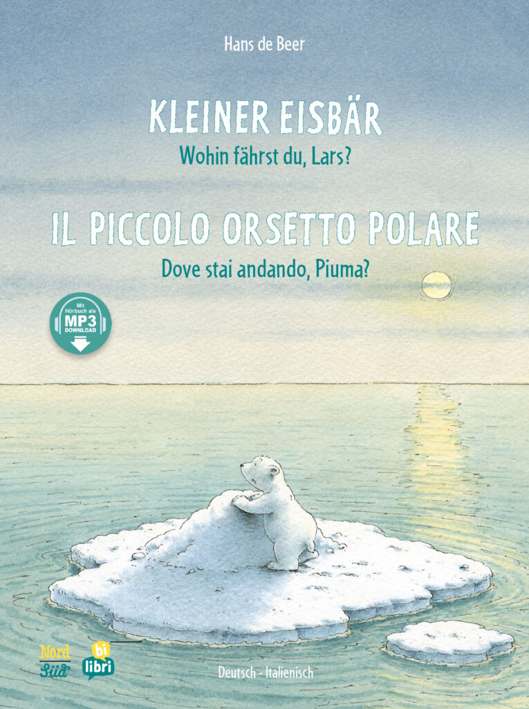 Ein kleiner Eisbär steht auf einer Eisscholle.